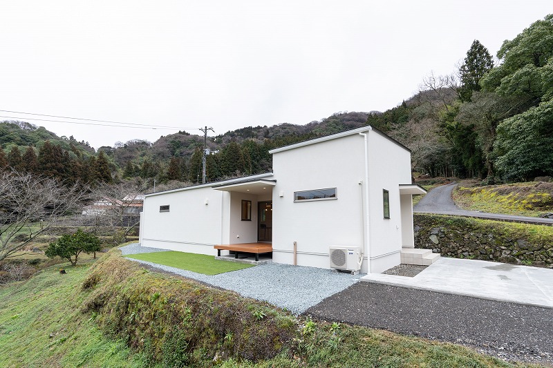 小高い丘に建つ平屋のお家